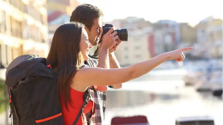 Turister peger og fotograferer en turistdestination