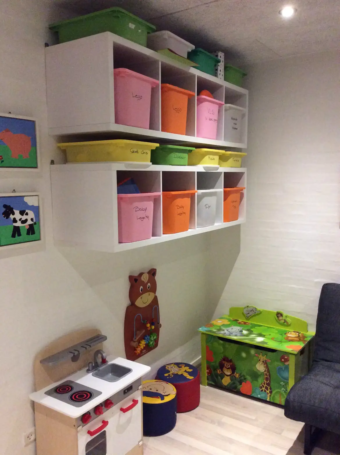 Kasser i forskellige farver med leget&oslash;j og legefaciliteter 